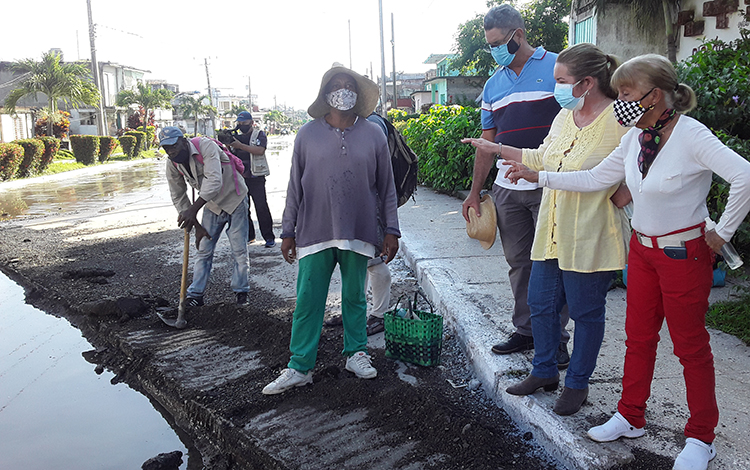 Yudí Rodríguez Hernández, primera secretaria del PCC en Villa Clara, visita obras en ejecución en el barrio Condado, de Santa Clara.
