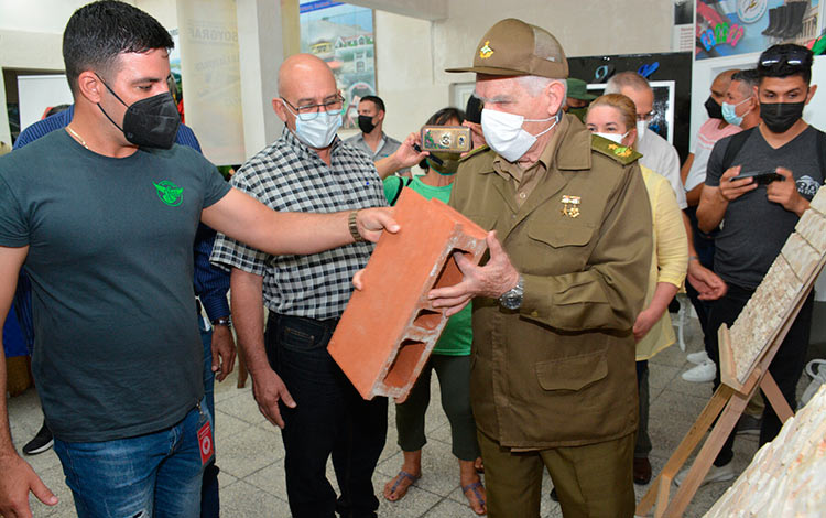 Comandante de la Revolución Ramiro Valdés Menéndez evalúa materiales de la construcción en Villa Clara.