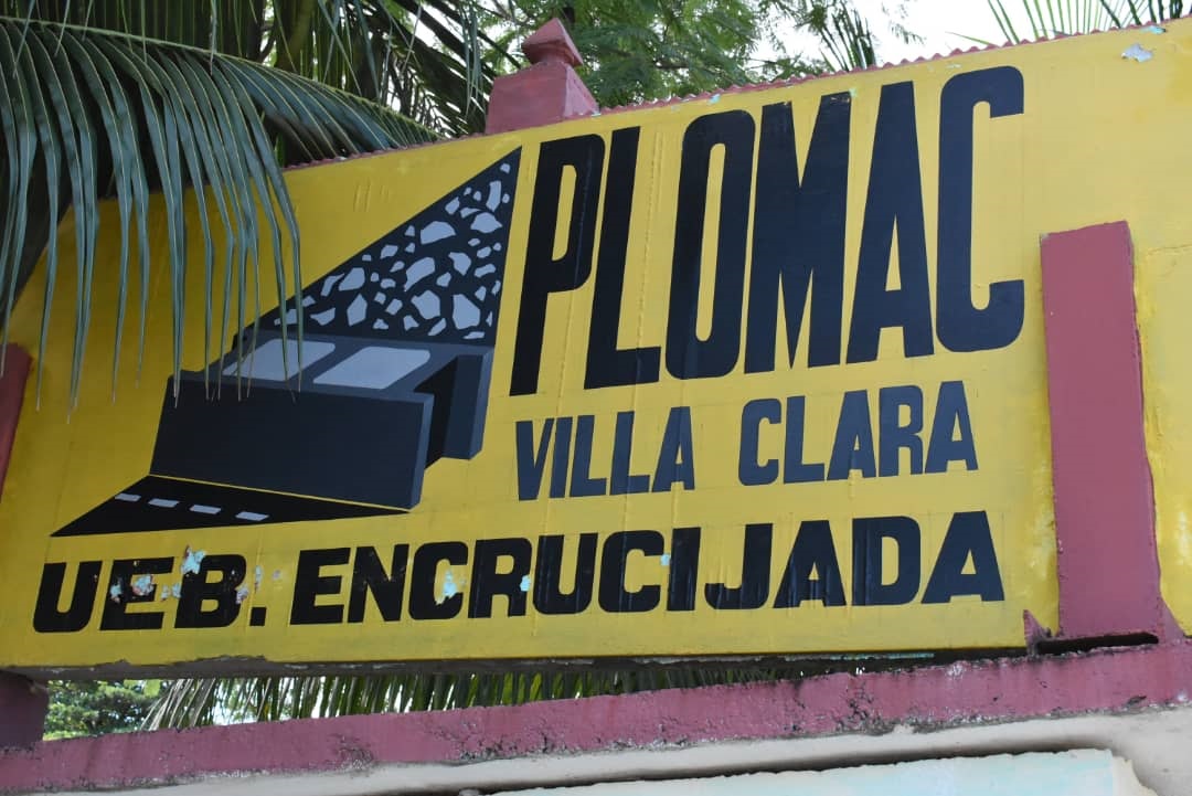 Cartel identificativo de a UEB de la Empresa de Producción Local de Materiales de la Construcción (Plomac) en Encrucijada.