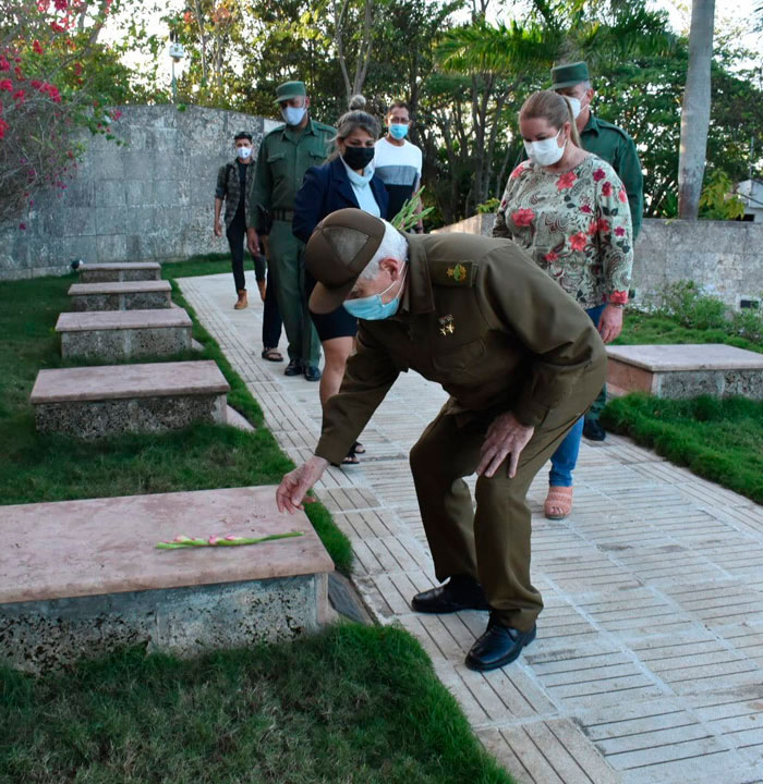 Comandante de la Revolución Ramiro Valdés Menéndez rinde homenaje a los combatientes del Frente de Las Villas, en Santa Clara. Comandante de la Revolución Ramiro Valdés Menéndez rinde homenaje a los combatientes del Frente de Las Villas, en Santa Clara.