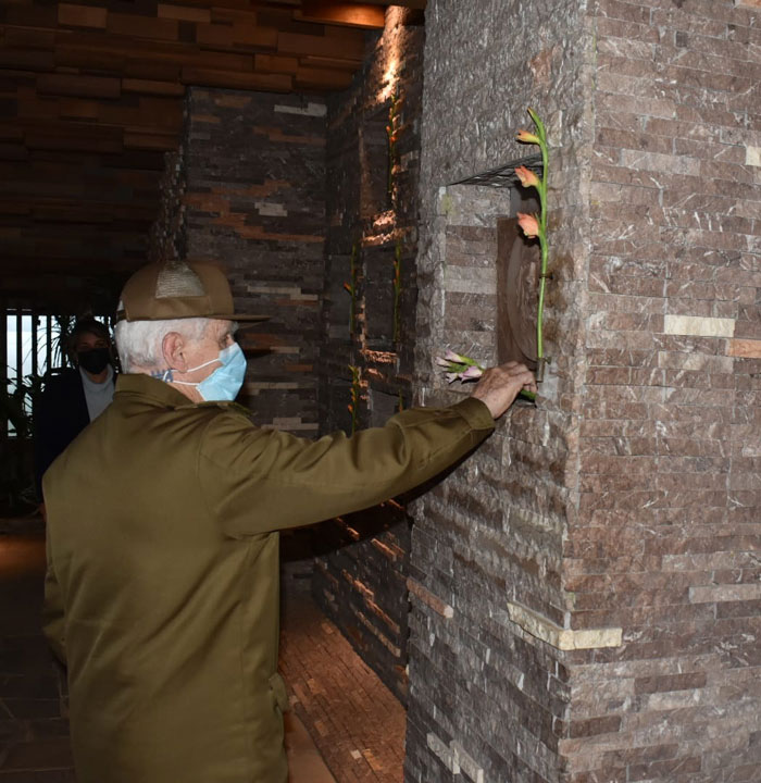 Comandante de la Revolución Ramiro Valdés Menéndez rinde tributo al Comandante Ernesto Che Guevara en el Mausoleo donde reposan sus restos en Santa Clara. Comandante de la Revolución Ramiro Valdés Menéndez rinde tributo al Comandante Ernesto Che Guevara en el Mausoleo donde reposan sus restos en Santa Clara.