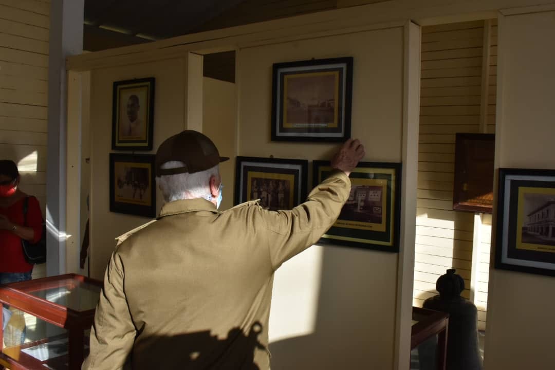 Comandante de la Revolución Ramiro Valdés Menéndez visita la casa natal de Abel Santamaría Cuadrado, en Encrucijada. Comandante de la Revolución Ramiro Valdés Menéndez visita la casa natal de Abel Santamaría Cuadrado, en Encrucijada.