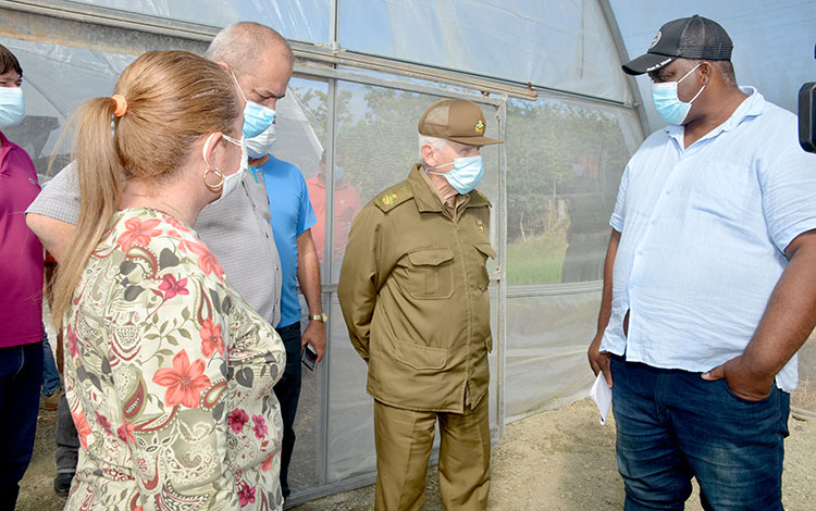 Comandante de la Revolución Ramiro Valdés Menéndez, vice primer ministro de Cuba, visita la empresa agropecuaria Valle del Yabú, en Santa Clara. Comandante de la Revolución Ramiro Valdés Menéndez, vice primer ministro de Cuba, visita la empresa agropecuaria Valle del Yabú, en Santa Clara.