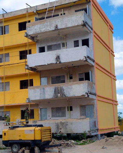 Brigadas de la Empresa de Construcción y Montaje Villa Clara laboran en la ejecución de viviendas en un edificio en desuso en áreas del Instituto Preuniversitario Vocacional de Ciencias Exactas (IPVC) de Santa Clara. Brigadas de la Empresa de Construcción y Montaje Villa Clara laboran en la ejecución de viviendas en un edificio en desuso en áreas del Instituto Preuniversitario Vocacional de Ciencias Exactas (IPVC) de Santa Clara.