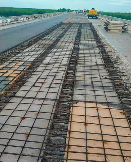 Brigada de la Empresa de Construcción y Montaje reparan puentes hacia la cayería noreste de Villa Clara. Brigada de la Empresa de Construcción y Montaje reparan puentes hacia la cayería noreste de Villa Clara.