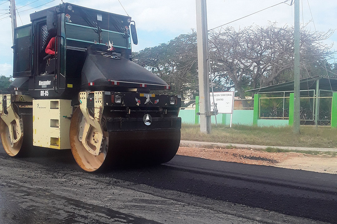 Cilindro trabajando en la reparación de una vía en Caibarién.