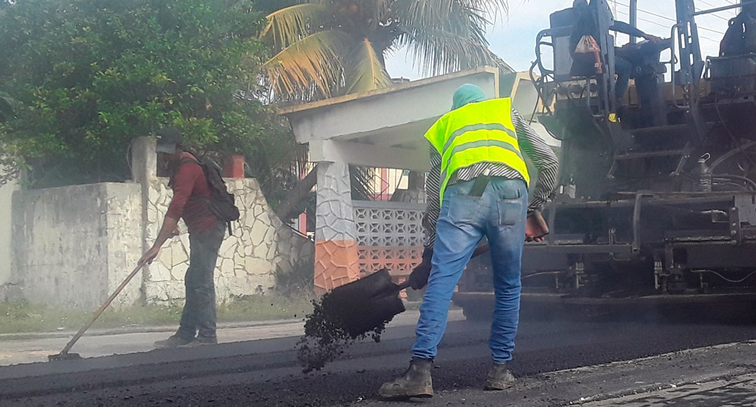 Brigada de la Ecoing 25 trabaja en el riego de asfalto en una vía de Caibarién.