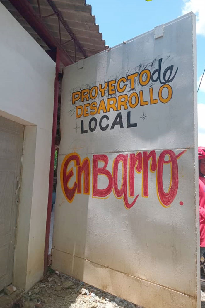 Cartel identificativo del proyecto de desarrollo local EnBarro, de Ranchuelo.