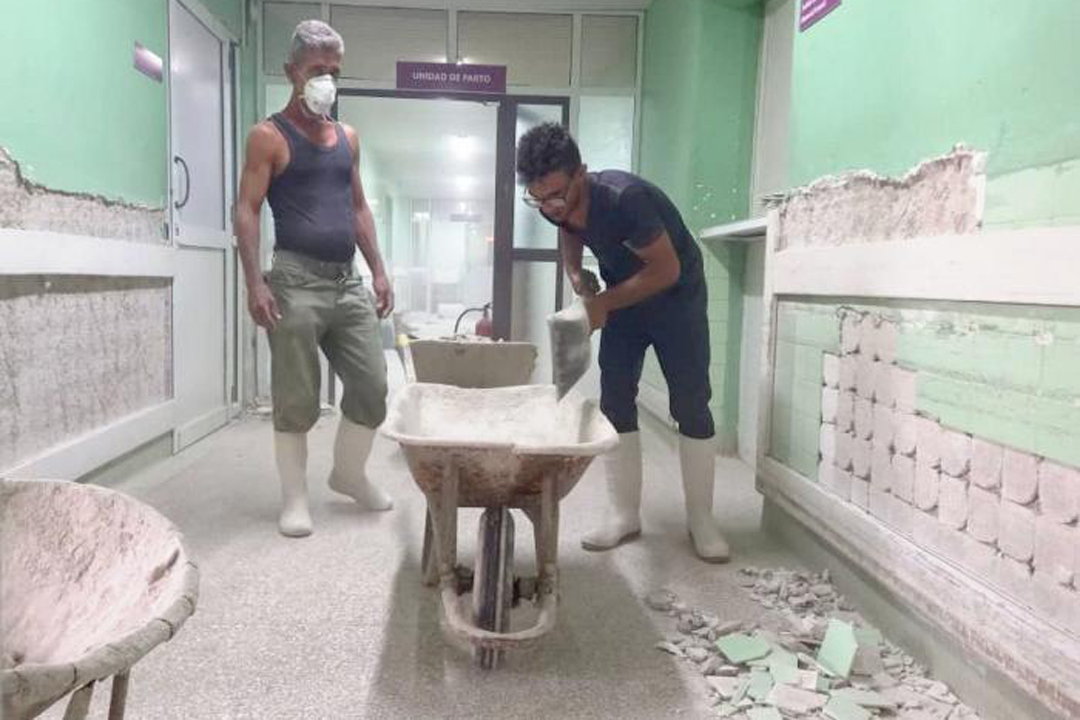 Trabajadores reparando  centro de salud