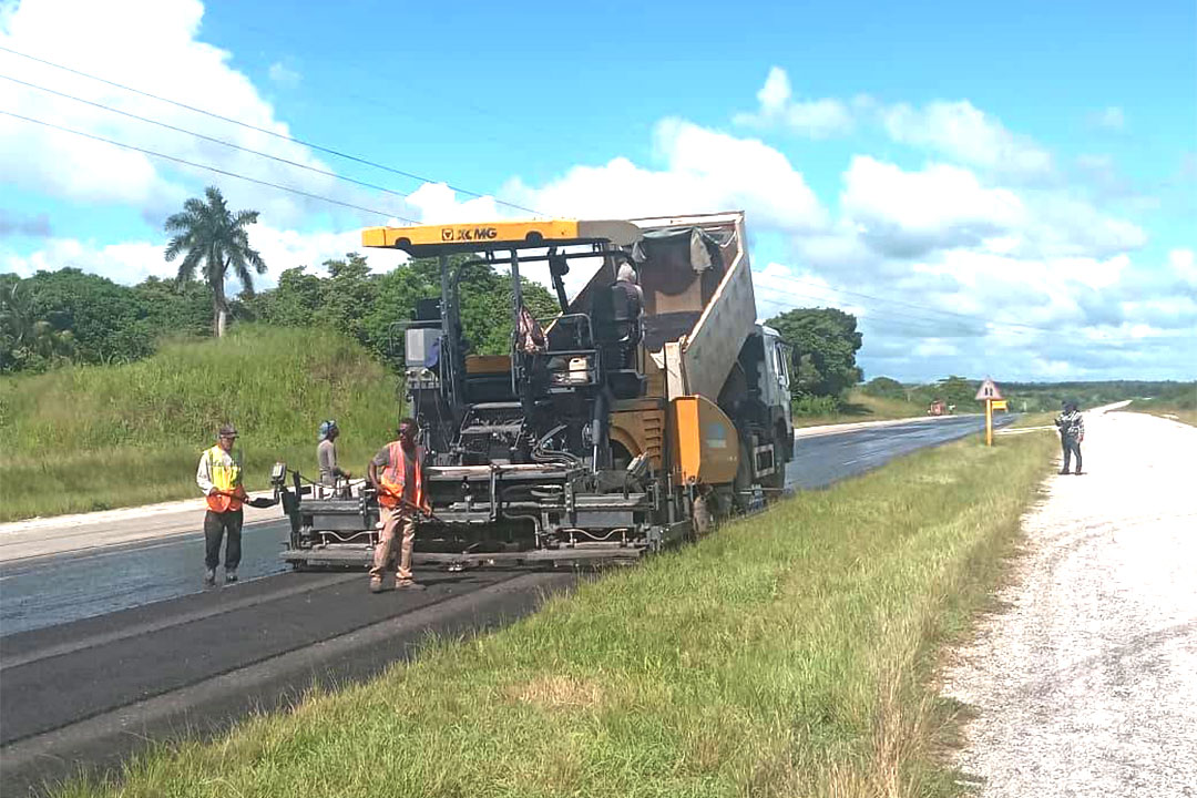 Fuerzas de la Ecoing 25 participan en la reparación de viales.