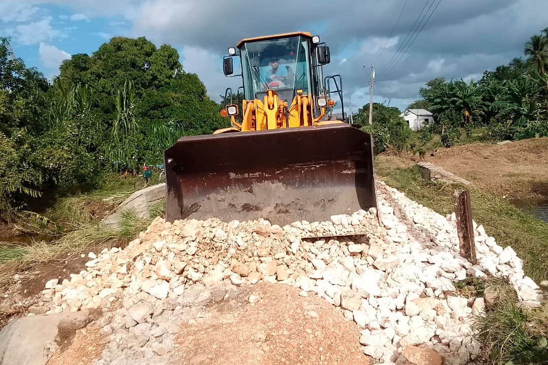 Trabajadores participan en la reparación del puente que comunica a la comunidades de Mariana Grajales y Larrondo, en Sagua la Grande.