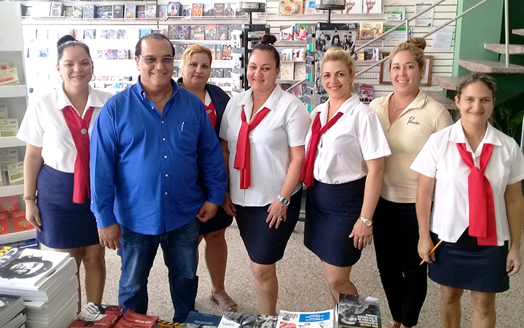 Jorge Luis Santana Porto, gerente general de Artex en Villa Clara, junto a varias trabajadoras de la entidad. Jorge Luis Santana Porto, gerente general de Artex en Villa Clara, junto a varias trabajadoras de la entidad.