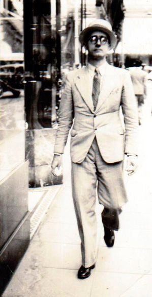 Alejandro García Caturla caminando. Alejandro García Caturla caminando.