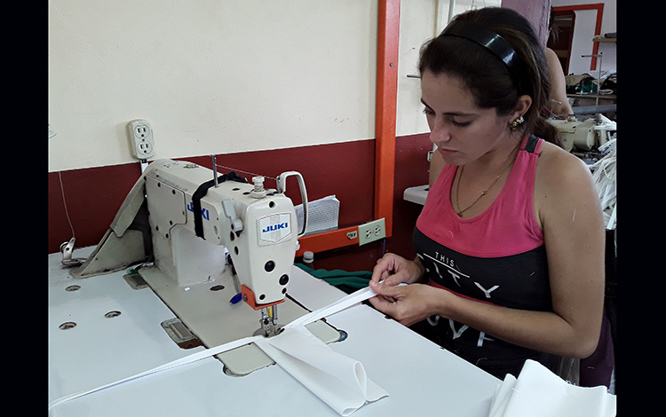 Costurera de Villa Clara confecciona nasobucos. Costurera de Villa Clara confecciona nasobucos.