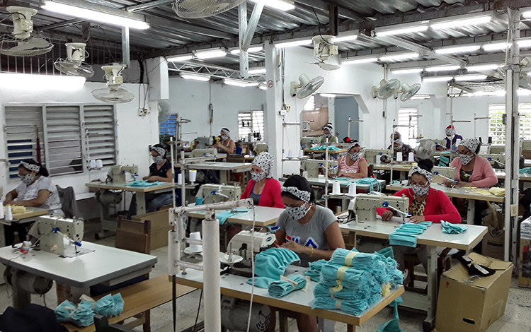 Costureras confeccionan nasobucos para el pueblo de Villa Clara.