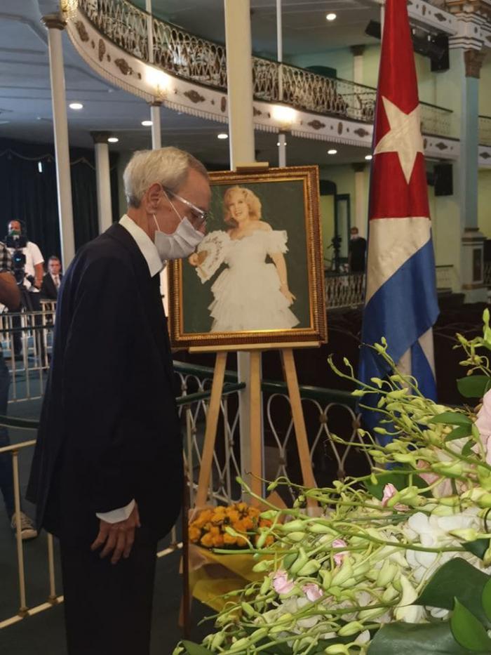 Eusebio Leal, historiador de La Habana, rinde tributo a Rosita Fornés. Eusebio Leal, historiador de La Habana, rinde tributo a Rosita Fornés.