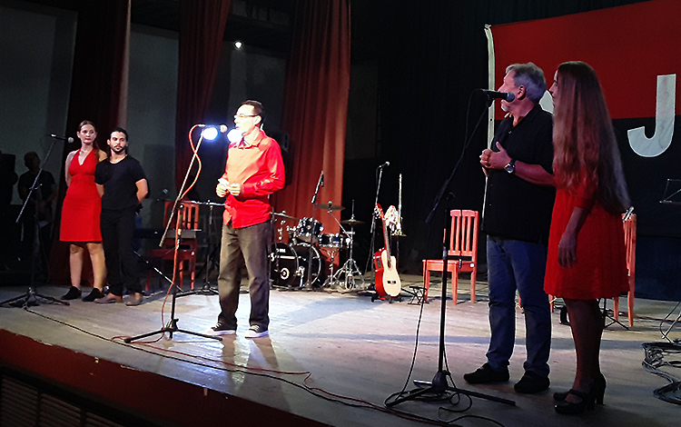 Los miembros de El Club del Poste: Ricardo Riverón y José Luis Mederos (Veleta), interpretaron las décimas que forman parte del proyecto colectivo Quererse de lejos, acompañados de los actores Roxana Pineda, Dorian Díaz de Villegas y Eylen de León, del grupo Teatro La Rosa. (Foto: Francisnet Díaz Rondón) Los miembros de El Club del Poste: Ricardo Riverón y José Luis Mederos (Veleta), interpretaron las décimas que forman parte del proyecto colectivo Quererse de lejos, acompañados de los actores Roxana Pineda, Dorian Díaz de Villegas y Eylen de León, del grupo Teatro La Rosa. (Foto: Francisnet Díaz Rondón)