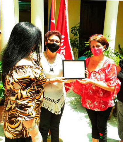 Entrega de la Orden Lázaro Peña para el Centro de Superación para la Cultura de Villa Clara Entrega de la Orden Lázaro Peña para el Centro de Superación para la Cultura de Villa Clara