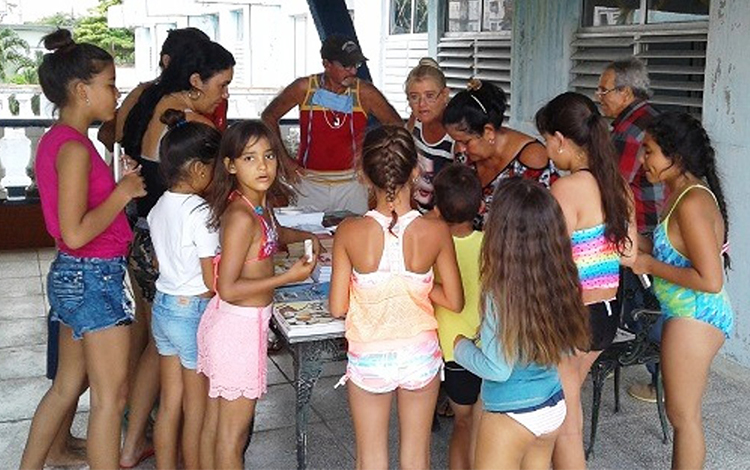 Niños de Villa Clara adquieren libros. Niños de Villa Clara adquieren libros.