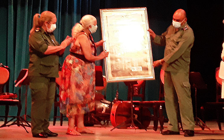 Entrega de reconocimiento a Leysa Quesada, directora del teatro La Caridad, por el aniversario 135 de esta institución.