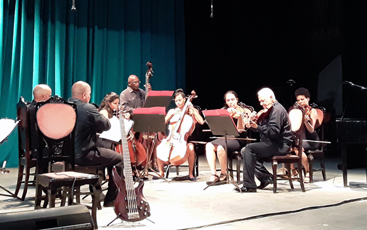 Orquesta de Cámara Rubén Urribarres en la gala por el aniversario 135 del teatro La Caridad, de Santa Clara. Orquesta de Cámara Rubén Urribarres en la gala por el aniversario 135 del teatro La Caridad, de Santa Clara.