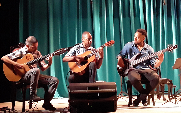 Trío Trovarroco en la gala por el aniversario 135 del teatro La Caridad, de Santa Clara, Cuba. Trío Trovarroco en la gala por el aniversario 135 del teatro La Caridad, de Santa Clara, Cuba.