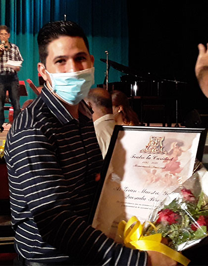 GM Yasser Quesada, recibe reconocimiento en ocasión del aniversario 135 del Teatro La Caridad, de Santa Clara, Cuba. GM Yasser Quesada, recibe reconocimiento en ocasión del aniversario 135 del Teatro La Caridad, de Santa Clara, Cuba.