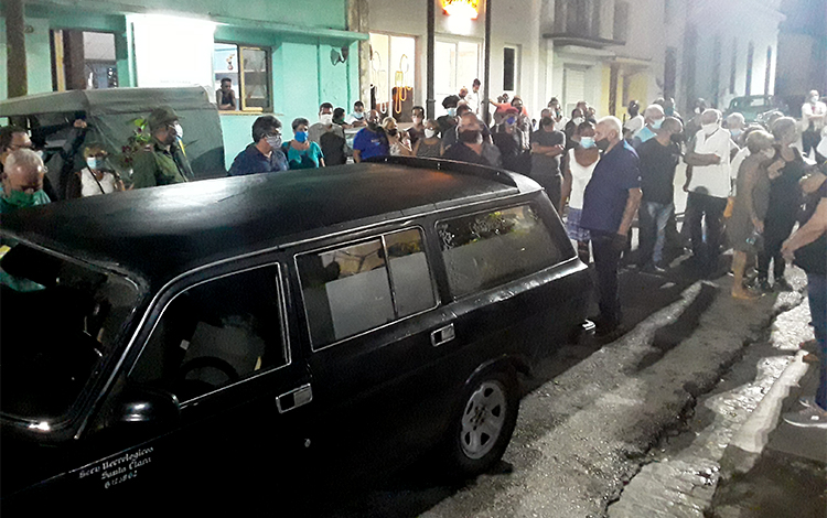 Salida del cortejo fúnebre con el cadáver de Antonio Pérez Santos, presidente de la Uneac en Villa Clara. Salida del cortejo fúnebre con el cadáver de Antonio Pérez Santos, presidente de la Uneac en Villa Clara.