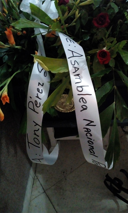 Ofrenda floral dedicada a Antonio Pérez Santos, presidente de la Uneac en Villa Clara, fallecido este 14 de septiembre de 2020. Ofrenda floral dedicada a Antonio Pérez Santos, presidente de la Uneac en Villa Clara, fallecido este 14 de septiembre de 2020.