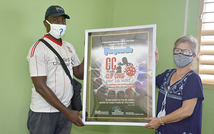 Marelys Concepción Díaz directora del periódico Vanguardia, recibió un reconocimiento de la Asociación Hermanos Saiz, como parte del Festival Clip Covid, por su política editorial a temperada a los tiempos del nuevo coronavirus. (Fotos: Ramón Barreras Valdés) Marelys Concepción Díaz directora del periódico Vanguardia, recibió un reconocimiento de la Asociación Hermanos Saiz, como parte del Festival Clip Covid, por su política editorial a temperada a los tiempos del nuevo coronavirus. (Fotos: Ramón Barreras Valdés)