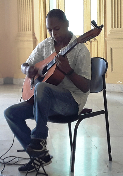 Música tresero Maykel Elizarde. Música tresero Maykel Elizarde.