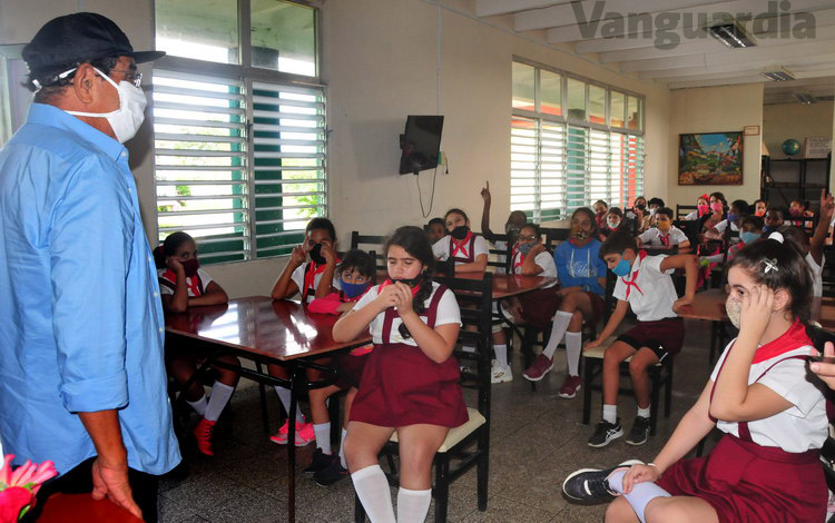 Estudiantes de primaria Estudiantes de primaria