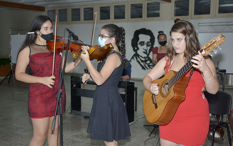 El Conjunto de la Escuela Vocacional de Arte interpretó canciones de Silvio Rodrí­guez.