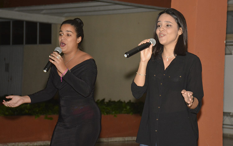 Entre las canciones interpretadas por solistas se encuentran Yo vengo a ofrecer mi corazón, Pequeña serenata diurna, Regresaré, Su propia guerra y Preludio a Girón.