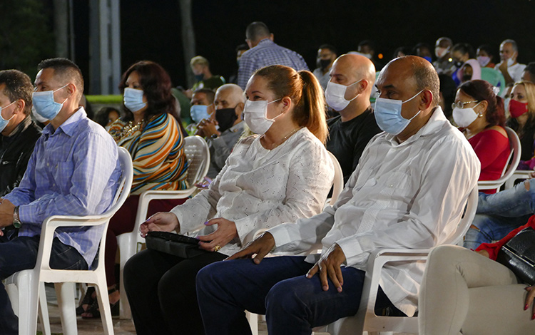 Primera secretaria del Partido y Gobernador de Villa Clara. Primera secretaria del Partido y Gobernador de Villa Clara.