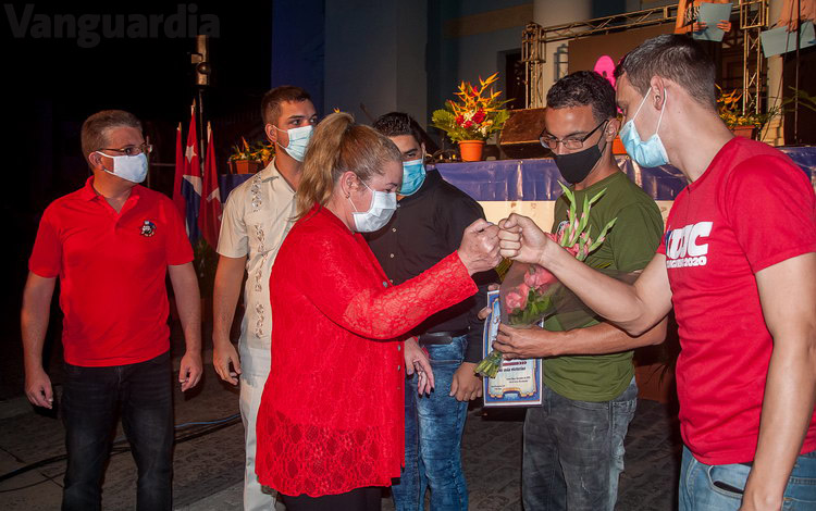 La primera secretaria del PCC en Villa Clara, Yudí Rodríguez Hernández, y el Buró Provincial de la UJC, hicieron entrega de reconocimientos a las direcciones de la FEU de la UCLV y de la Universidad de Ciencias Médicas, por el papel desempeñado por estudiantes universitarios en el enfrentamiento a la pandemia. La primera secretaria del PCC en Villa Clara, Yudí Rodríguez Hernández, y el Buró Provincial de la UJC, hicieron entrega de reconocimientos a las direcciones de la FEU de la UCLV y de la Universidad de Ciencias Médicas, por el papel desempeñado por estudiantes universitarios en el enfrentamiento a la pandemia.