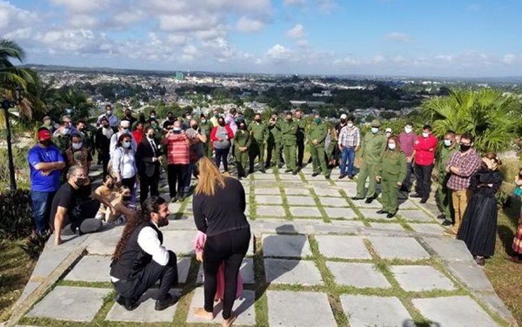 Homenaje de artistas y escritores por el 24 de febrero desde la loma del Capiro, en Santa Clara. Homenaje de artistas y escritores por el 24 de febrero desde la loma del Capiro, en Santa Clara.