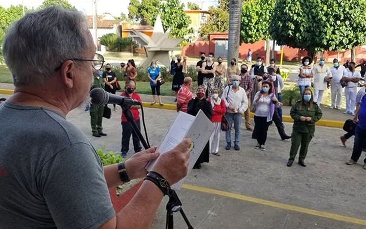 Lectura de poema por el escritor Ricardo Riverón.