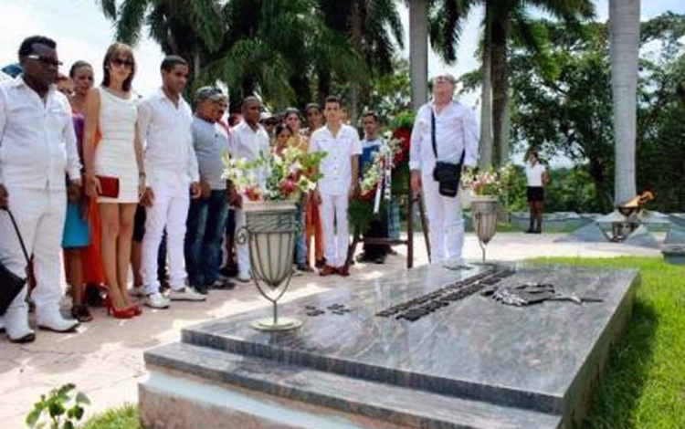 Dagoberto Planos y la agrupación Los Karachis durante un homenaje ante la tumba del Comandante de la Revolución Juan Almeida Bosque. Dagoberto Planos y la agrupación Los Karachis durante un homenaje ante la tumba del Comandante de la Revolución Juan Almeida Bosque.