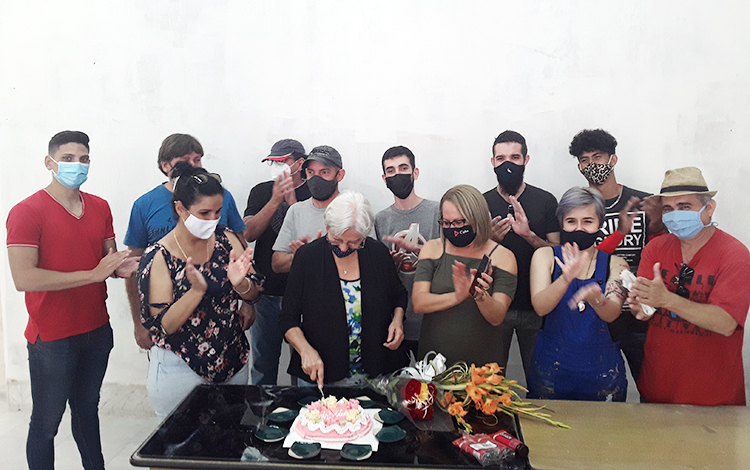 Celebración del cumpleaños 85 de la artista de la plástica Adela María Suárez. Celebración del cumpleaños 85 de la artista de la plástica Adela María Suárez.