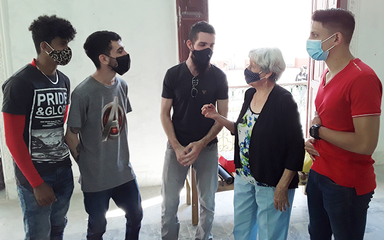 Pintora Adela María Suárez junto a jóvenes estudiantes de artes plásticas. Pintora Adela María Suárez junto a jóvenes estudiantes de artes plásticas.