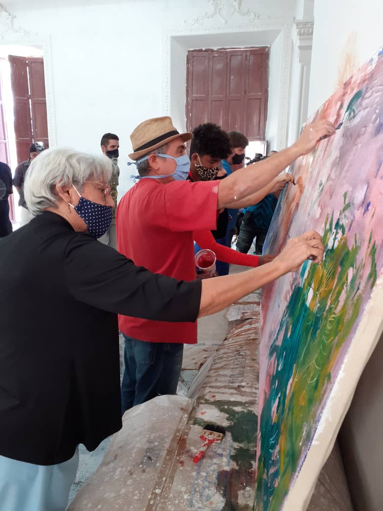 Adela María Suárez pintando. Adela María Suárez pintando.