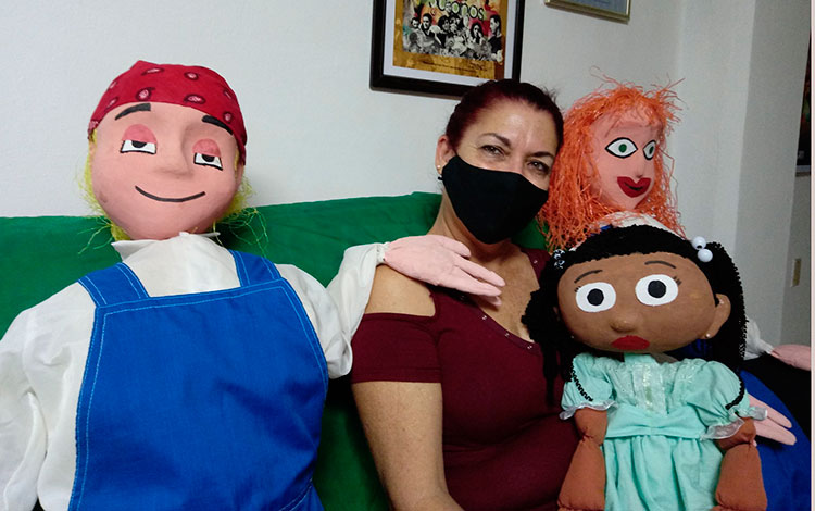 Odelí Alonso, actriz del Guiñol Santa Clara, acompañada de los títeres
