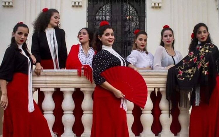 Amanda Camero, bailaora cubana, junto a integrantes de su compañí­a Hechizos, de Santa Clara.