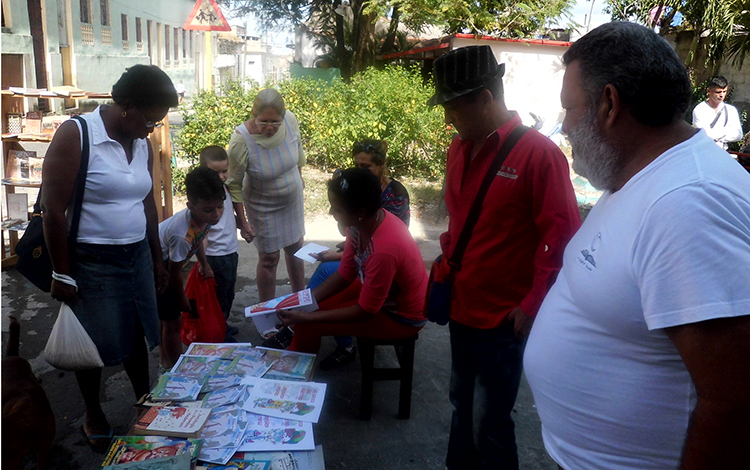 Actividad comunitaria de la librerí­a La Piedra Lunar.