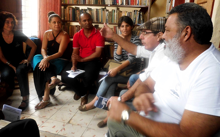 Encuentro en la librería La Piedra Lunar, en Santa Clara.
