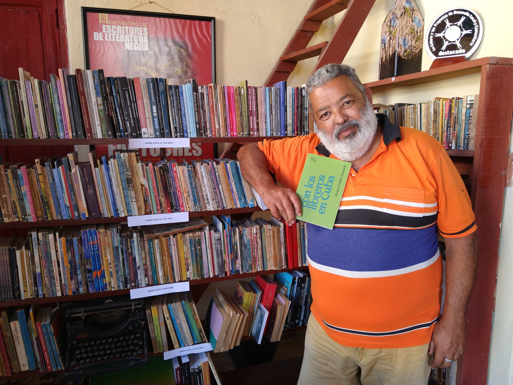 Lorenzo Lunar en su librerí­a La Piedra Lunar, en Santa Clara.