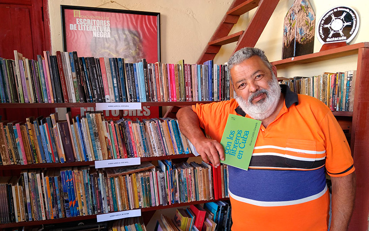 Escritor Lorenzo Lunar en la librería La Piedra Lunar, en Santa Clara.