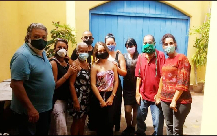 Escritores Lorenzo Lunar y Rebeca Murga junto a integrantes del taller literario Carlos Leveira.