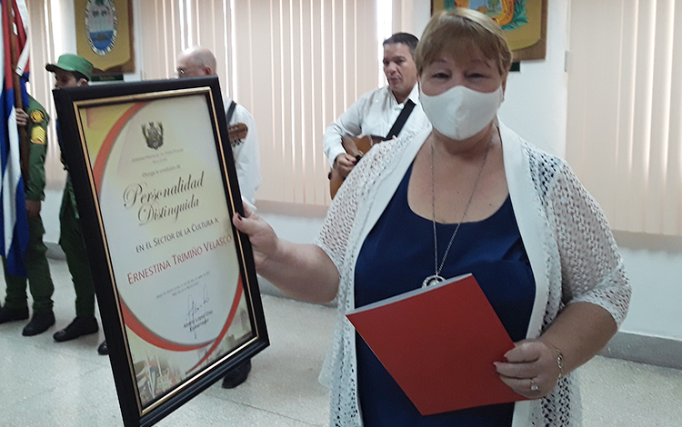 Ernestina Trimiño, integrante del Quinteto Criollo, recibe la condición de Personalidad Distinguida. Ernestina Trimiño, integrante del Quinteto Criollo, recibe la condición de Personalidad Distinguida.